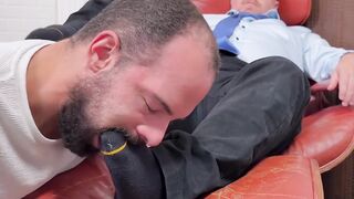 Horny daddy Cub demands Thoms total foot worship in office