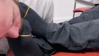 Horny daddy Cub demands Thoms total foot worship in office