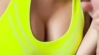 Slutty Babe Gives Amateur Blowjob to Huge Cock at Gym