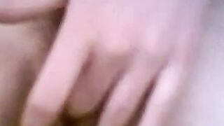 Deutsche Amateur-Webcamshow mit haariger Masturbation