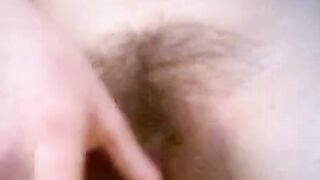 Deutsche Amateur-Webcamshow mit haariger Masturbation