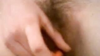 Deutsche Amateur-Webcamshow mit haariger Masturbation