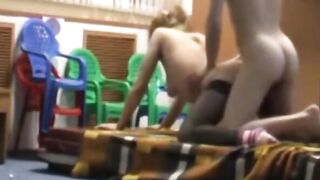 Maman francaise baise au travail en levrette - Amateur