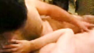 Amerikanisch-Schweizer MILF gefingert und hart gefickt