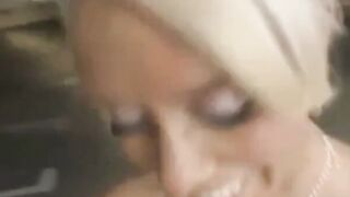 Deutsches Amateur-Video mit blonder MILF und großen Titten