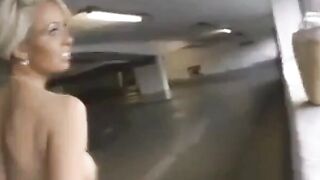 Deutsches Amateur-Video mit blonder MILF und großen Titten