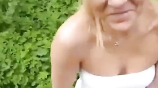 Blonder Deutscher Hardcore im Wald mit einer Süßen