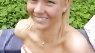 Blonder Deutscher Hardcore im Wald mit einer Süßen
