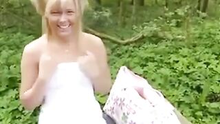 Blonder Deutscher Hardcore im Wald mit einer Süßen