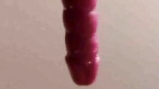 Die 18-jährige deutsche Jassi fickt sich mit einem Dildo