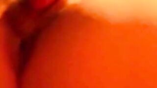 Die 18-jährige deutsche Jassi fickt sich mit einem Dildo