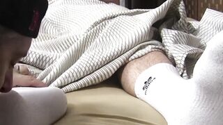 Dreaming twink melts under loverâs sole worship