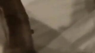 Svensk sötnos Ammande orgasm under analmassage av pojkvän