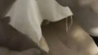 Svensk sötnos Ammande orgasm under analmassage av pojkvän
