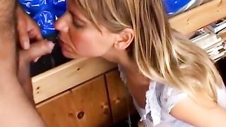 Feuchte deutsche MILF liebt Anal-Dildo-Spiele
