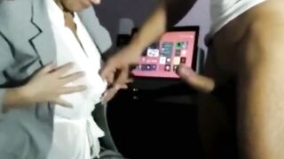 Blonde Sekretärin mit großen Titten verwöhnt ihren Chef mit Creampie
