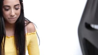 Kiarra Kai deepthroats Mittâs thick veiny dick