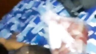 Latina amateur habla con su novio durante el anal en estilo perrito