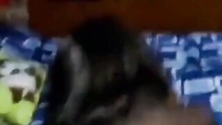 Latina amateur habla con su novio durante el anal en estilo perrito