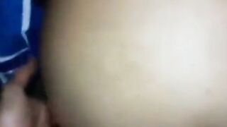 Latina amateur habla con su novio durante el anal en estilo perrito