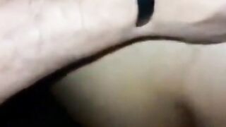 Latina amateur habla con su novio durante el anal en estilo perrito