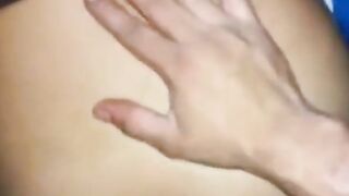 Latina amateur habla con su novio durante el anal en estilo perrito