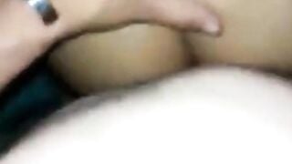 Latina amateur habla con su novio durante el anal en estilo perrito
