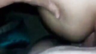 Latina amateur habla con su novio durante el anal en estilo perrito