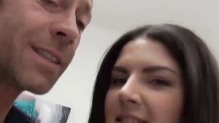 Une putain baise en levrette et adore ça