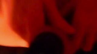 German Amateur mit großem Klitoris nimmt Dildo und spritzt