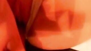 German Amateur mit großem Klitoris nimmt Dildo und spritzt