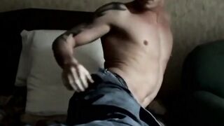 Muscled Criss jerks off cumming while showing bare feet