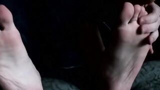 Muscled Criss jerks off cumming while showing bare feet