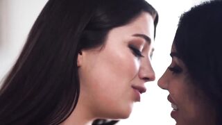 Alyx Star and Queenie Sateen grind pussies until creaming