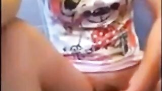Amateur Asian Girl in Glasses Masturbating