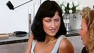 Deutsche MILF bringt Blondine Dreier bei