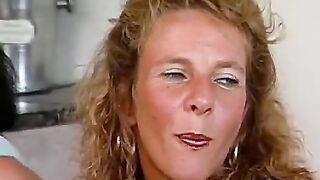 Deutsche MILF bringt Blondine Dreier bei