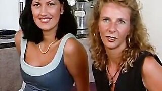 Deutsche MILF bringt Blondine Dreier bei