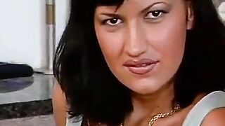 Deutsche MILF bringt Blondine Dreier bei
