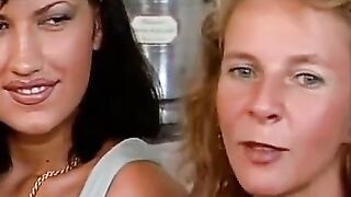 Deutsche MILF bringt Blondine Dreier bei