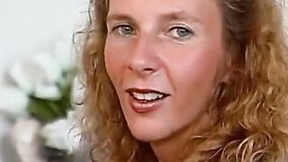 Deutsche MILF bringt Blondine Dreier bei