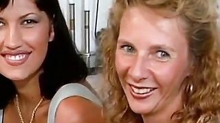 Deutsche MILF bringt Blondine Dreier bei