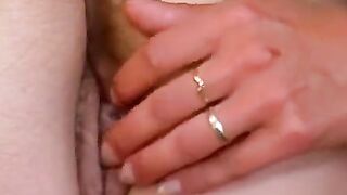 Deutsche MILF bringt Blondine Dreier bei