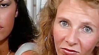 Deutsche MILF bringt Blondine Dreier bei