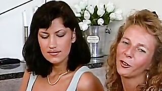 Deutsche MILF bringt Blondine Dreier bei