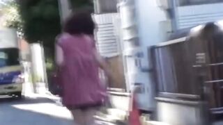 Discreet film of Asian babes rushed bladder relief