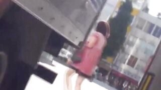 Discreet film of Asian babes rushed bladder relief