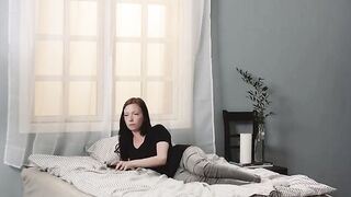 Kvinde træner sig til orgasme med en dildo