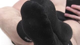 Vain jock admires feet while jerking thick cock