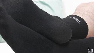 Vain jock admires feet while jerking thick cock